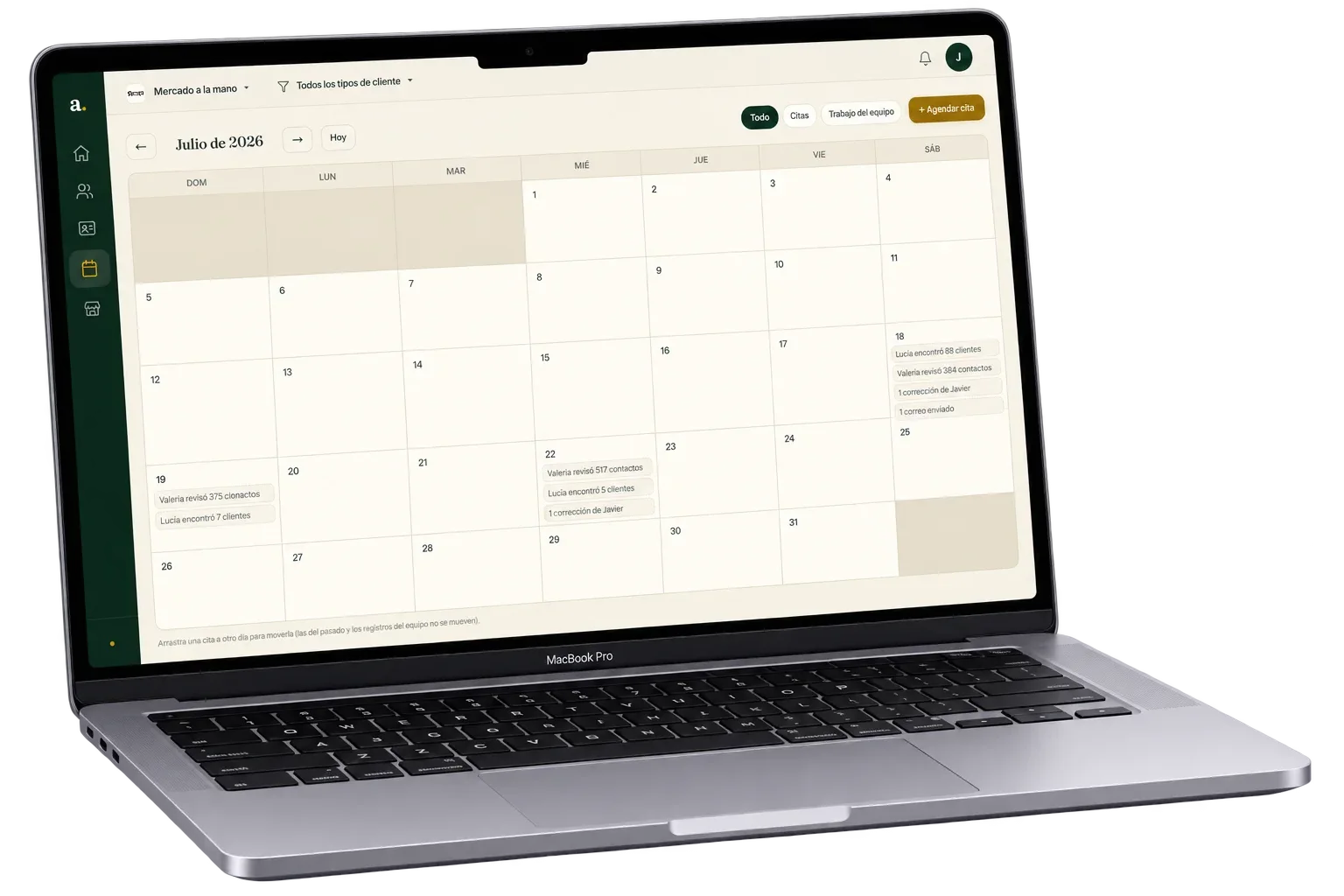 La agenda mensual de Agentalo: cada día trae lo que hizo el equipo —clientes encontrados por Lucía, contactos revisados por Valeria, correcciones a Javier y correos enviados— junto a las citas agendadas