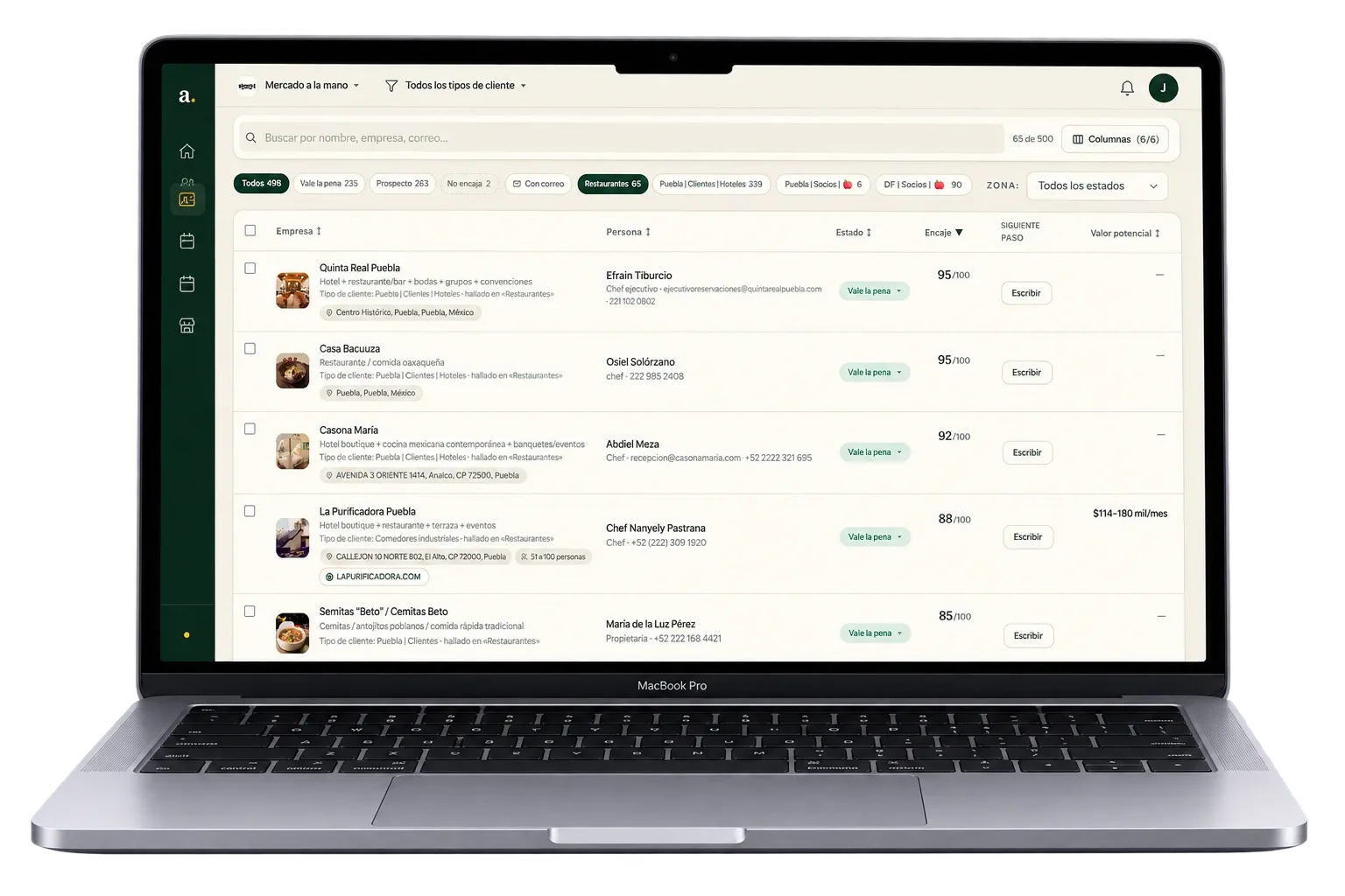 La lista de clientes calificados de Agentalo: 498 contactos con empresa, persona, teléfono, estado «Vale la pena», encaje sobre 100 y el botón de escribir en cada renglón