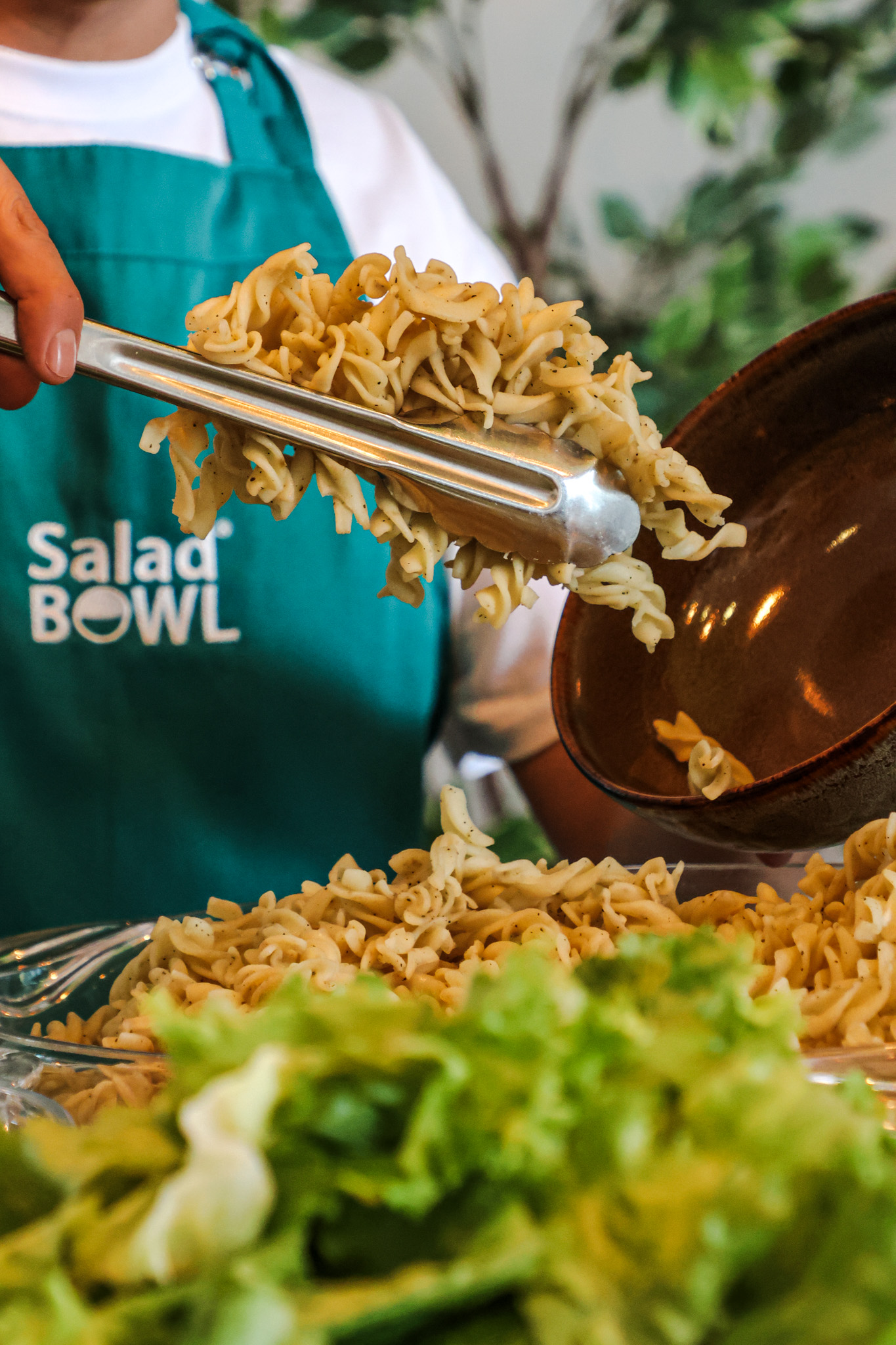 Equipo de Salad Bowl preparando bowls