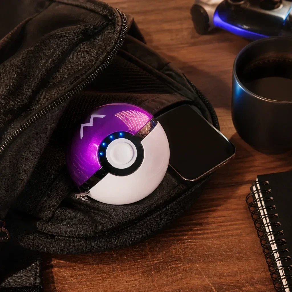 Producto real de la tienda: power bank en la mochila, junto al control y el teléfono